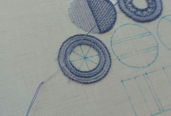 刺繍工程アウトラインステッチで円形を作る