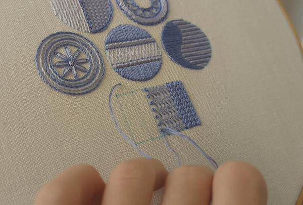 刺繍工程フレンチノットステッチでラインを作る